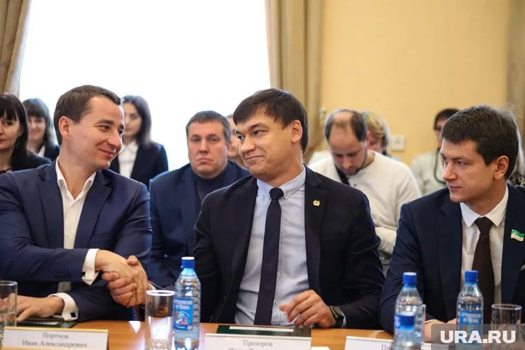 Игорь Прозоров (в центре) получил высокий партийный пост в горотделении ЕР Кургана