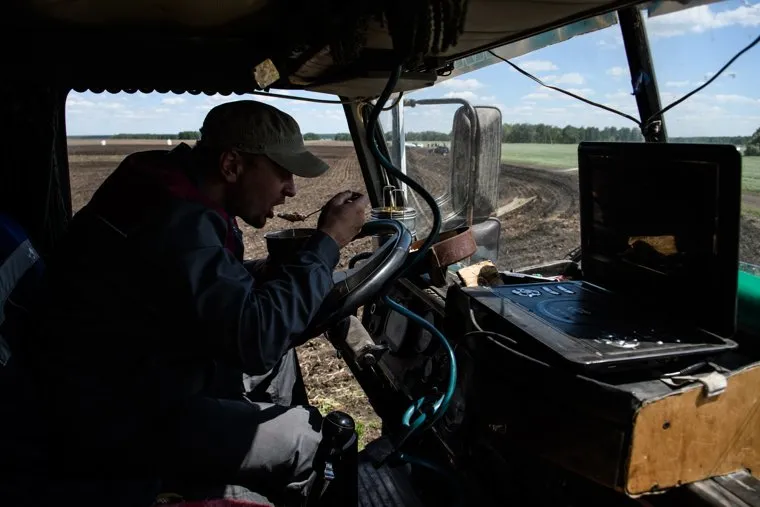 Посевные работы в агрохозяйстве «Каменское». Свердловская область, поселок Лебяжье