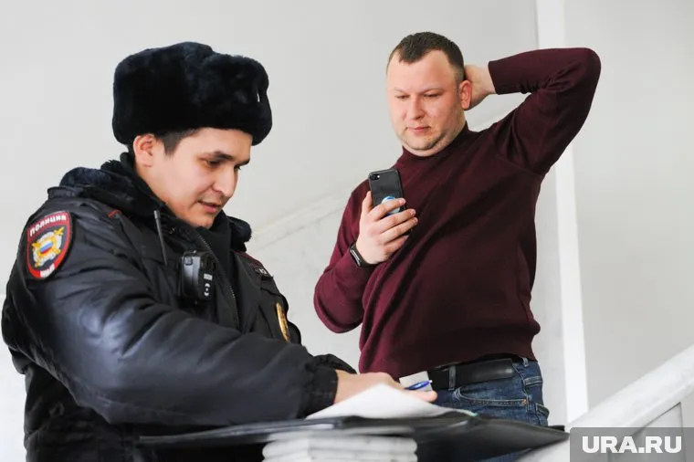 Александра Лебедева (справа) требуют привлечь к ответственности за оскорбление представителя власти