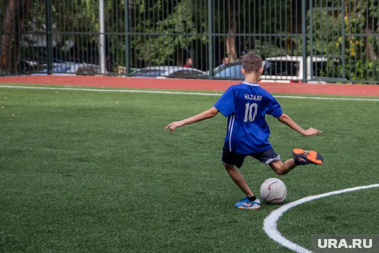 На новом стадионе дети могут играть в футбол