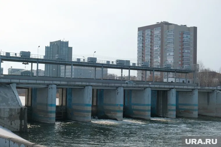 Баннер разместили на мосту со стороны въезда в город по Тюнина