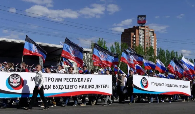 Участники торжественного шествия в Донецке, посвященного Дню самопровозглашенной Донецкой народной республики. 2018 год