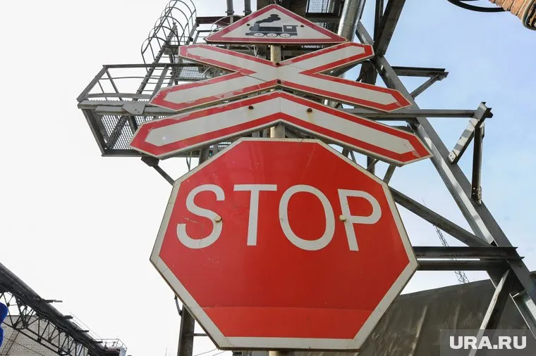 Подростки повредили кабельный ящик на переезде