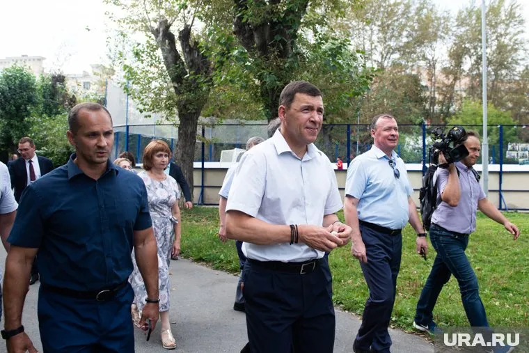 Поскольку Евгений Куйвашев возглавляет на выборах списки «Единой России», политтехнологи строят агитацию вокруг него