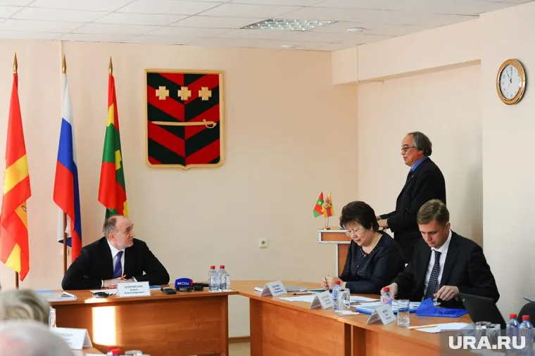 Представители Бориса Дубровского (слева) подобрали преемника Людмилы Шаталовой