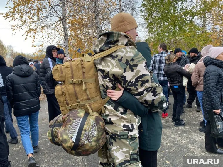 После построения перед отправкой призывникам дали 15 минут на прощание с близкими