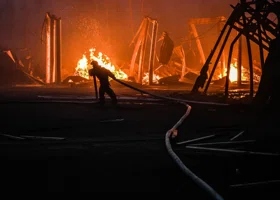 «Была нехватка воды»: что известно о пожаре в мебельном цеху в Екатеринбурге