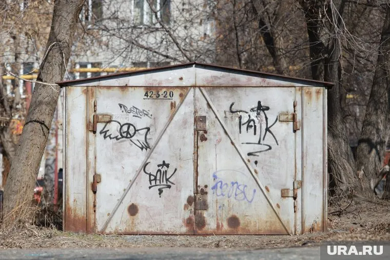 В Кургане в гараже мужчина неожиданно нашел пакет с белым порошком