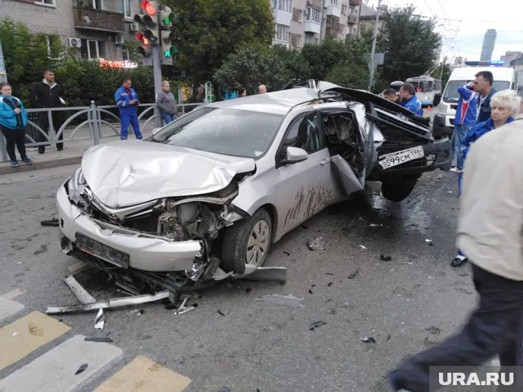 В аварии на перекрестке улиц Малышева и Московской погибли два человека