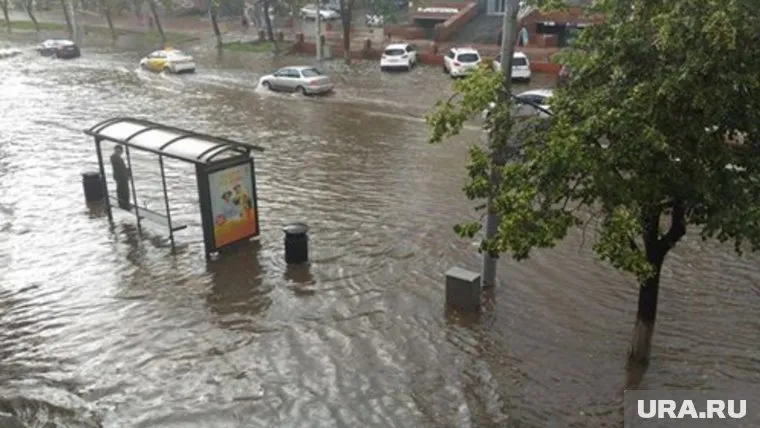 Бедный пермяк спасался от воды на лавочке остановочного комплекса