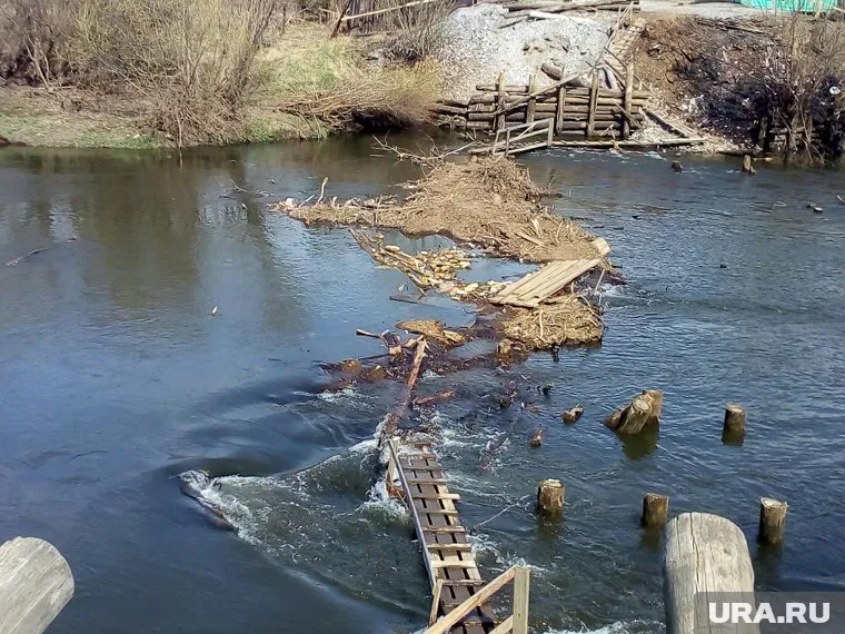 Паводок смыл самодельную переправу