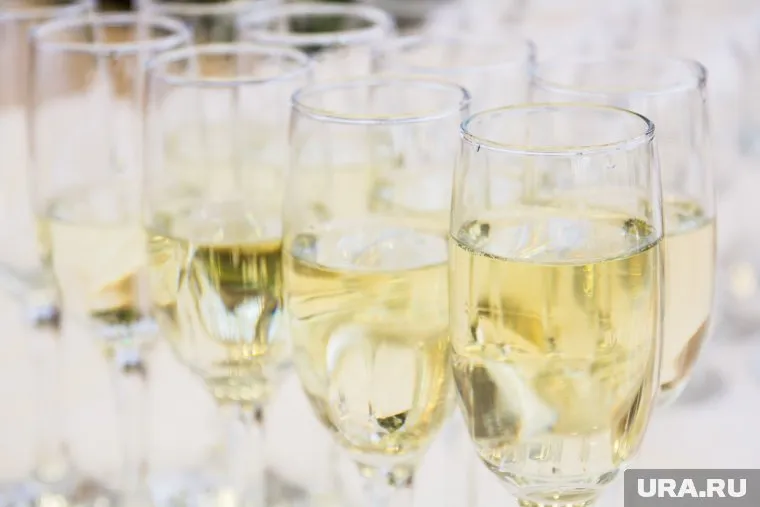 Поставки игристого вина Moet Hennessy возобновятся после смены маркировки