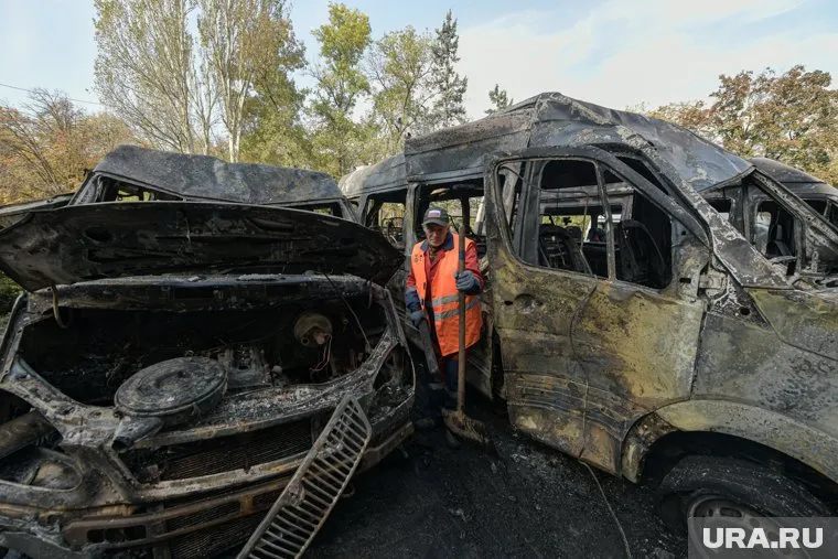 Из-за обстрела загорелись автобус и легковушки в Донецке