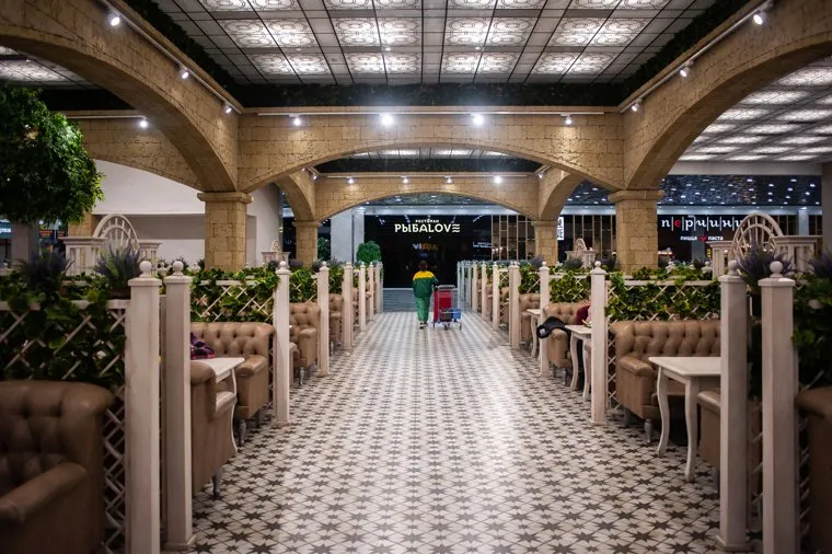 Сотрудники охраны проверяют тепловизорами температуру у посетителей торгового центра. Екатеринбург