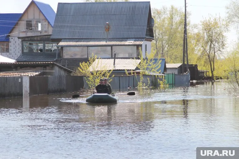 Река в поселке размыла дорогу