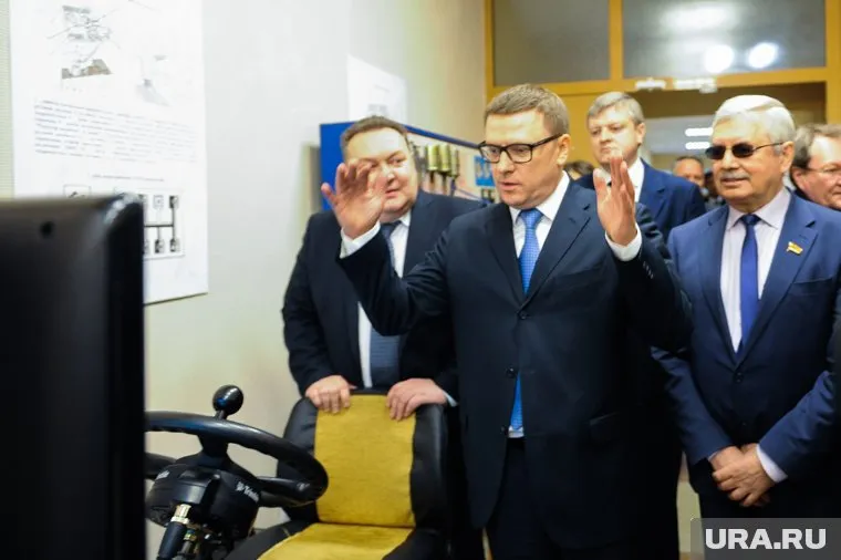 Алексей Текслер (в центре) не доверяет местным медиаменеджерам