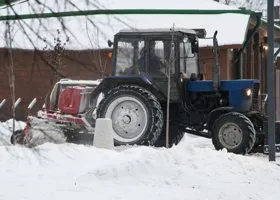 «Трактор не может выдернуть мусоровоз из сугроба»: в Ноябрьске застревает спецтранспорт.Фото 