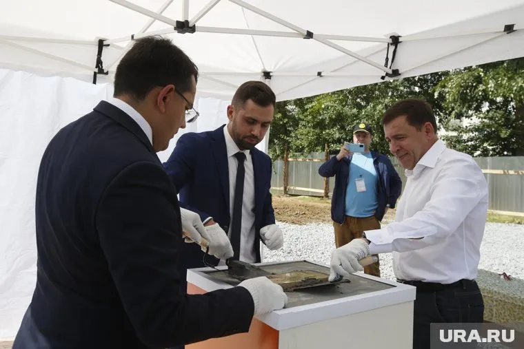 Губернатор Свердловской области Евгений Куйвашев посетил стройплощадку школы в Краснотурьинске