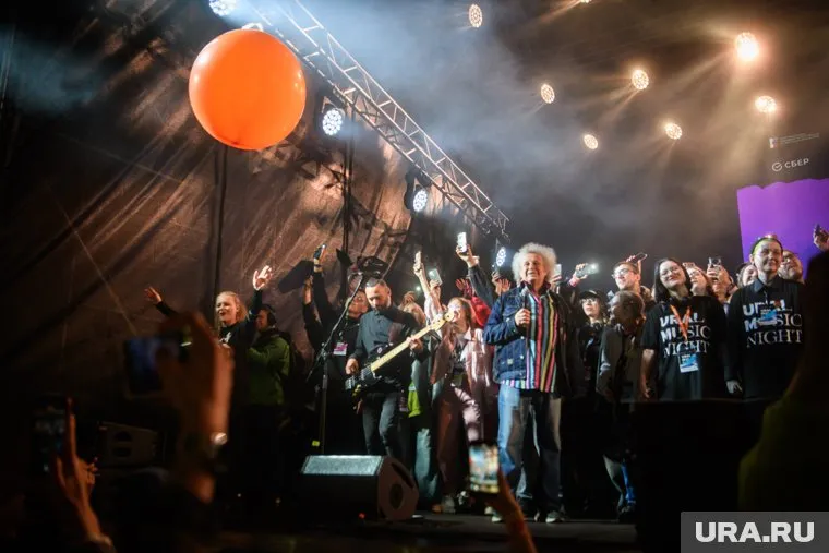 Сергей Бобунец и его команда на акции «Рассвет». Екатеринбург