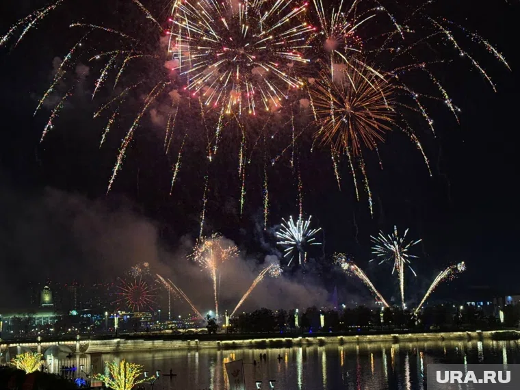 Салют для челябинцев и гостей города прозвучал ровно в 22 часа