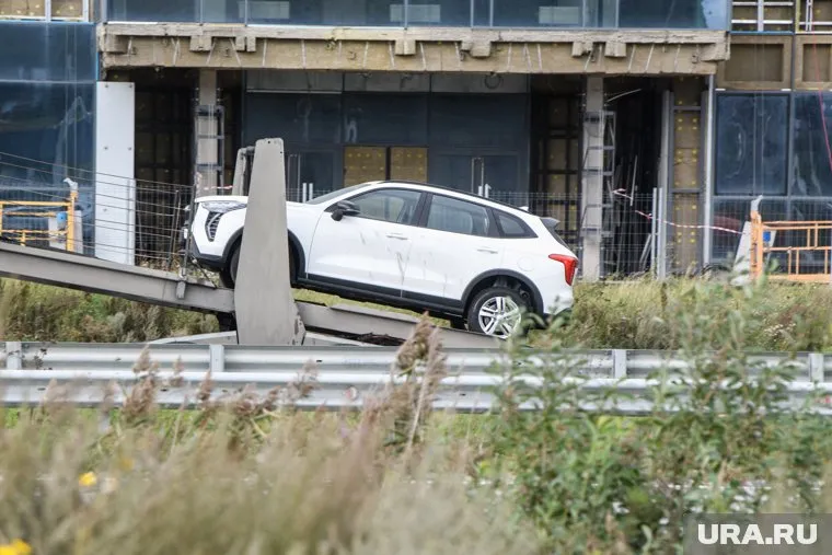 В результате происшествия повреждены одна квартира и семь автомобилей