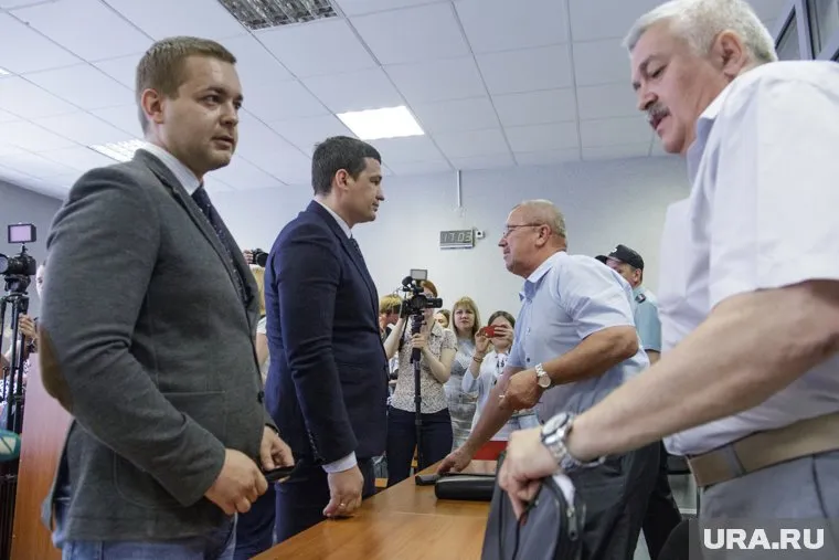 Сергей Ванкевич (в сером пиджаке) следующие два года проведет в Соликамске