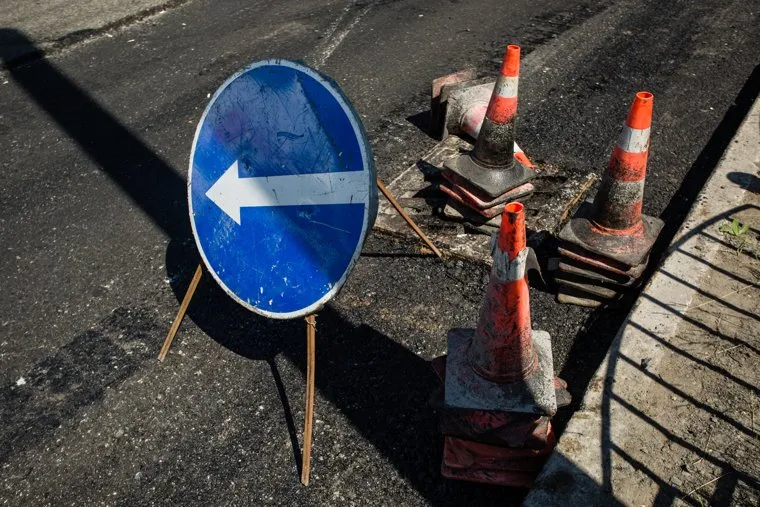 Инспекция городских дорог главой Сургута Шуваловым Вадимом и председателем Думы города Краснояровой Надеждой. Сургут, ремонт дорог, знак объезд, дорожные конусы