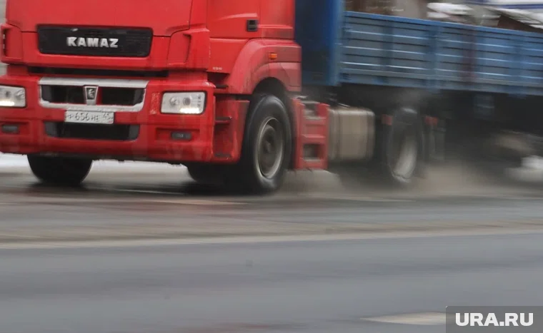 Тягач уже везет котельную к месту ЧП