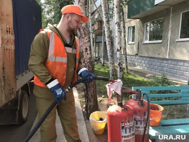 Деревянные перекрытия обрабатывают специальным составом, из-за чего дерево тлеет, но не горит