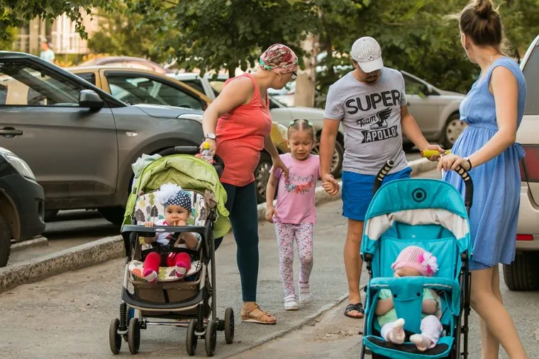 Жители города. Курган, семья, мамы с колясками, коляски с детьми