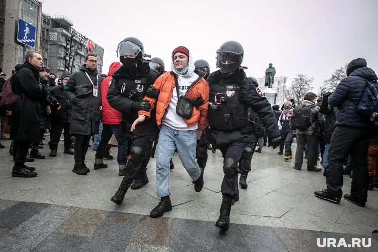Накануне протестов и в день их проведения требуют закрыть все оружейные магазины