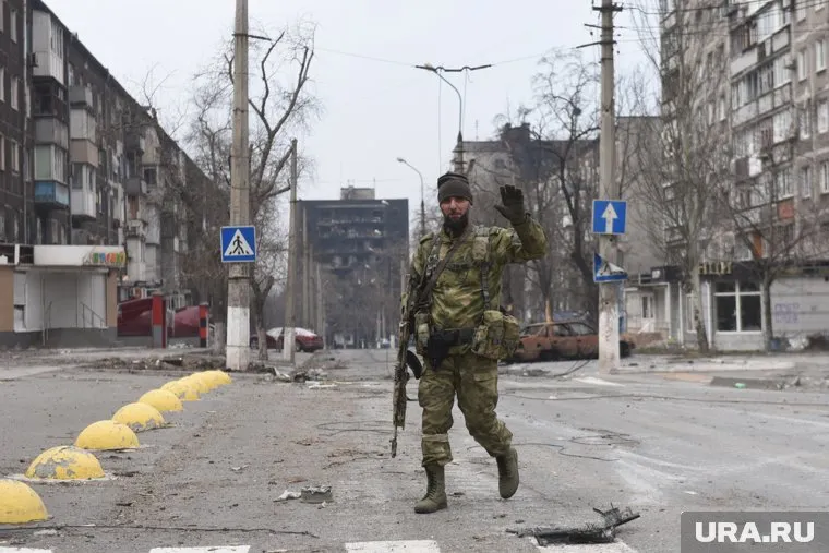 Российские военные продолжают эвакуировать мирное население Мариуполя