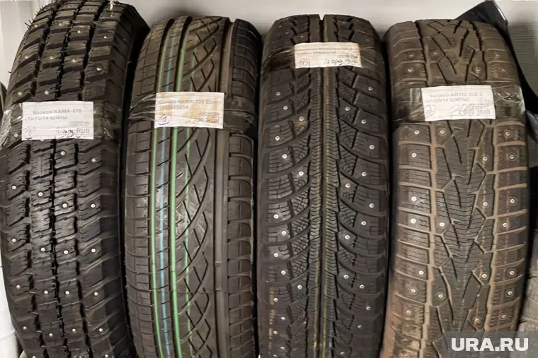 Менять летнюю резину на зимнюю автоэксперт Игорь Моржаретто советует при определенной среднесуточной температуре