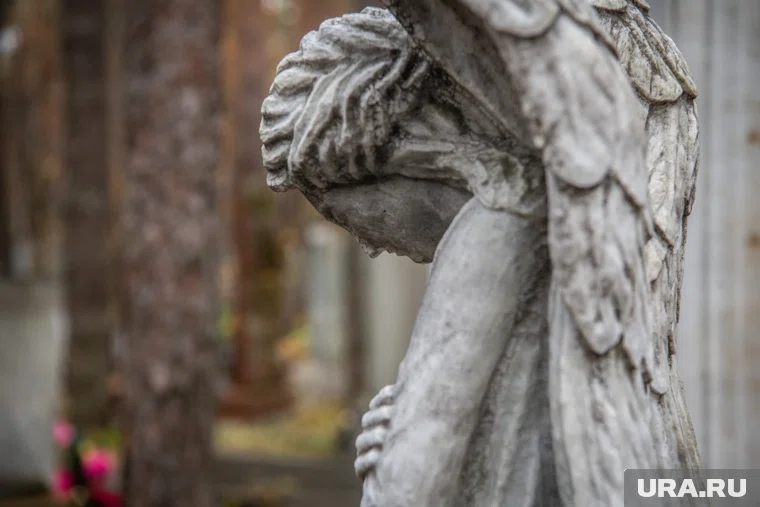  На Широкореченском кладбище вандалы ограбили могилу Галины Умпелевой