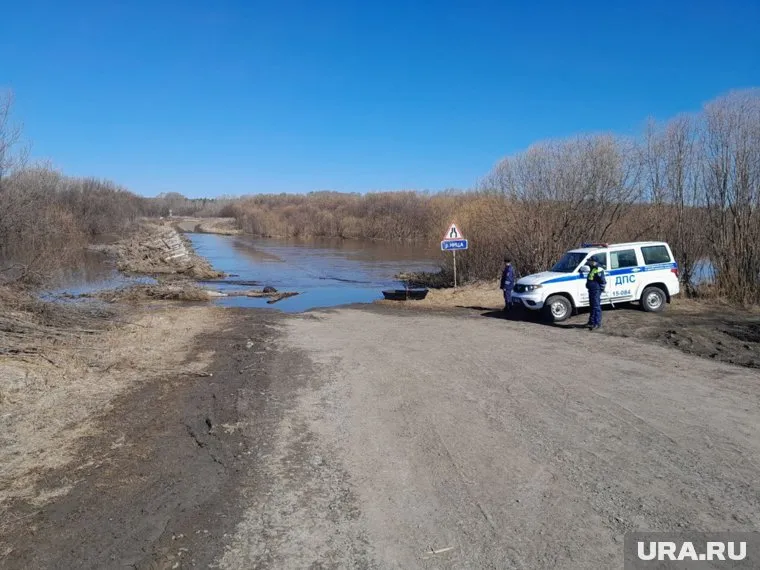 Добраться до деревни можно только на лодке