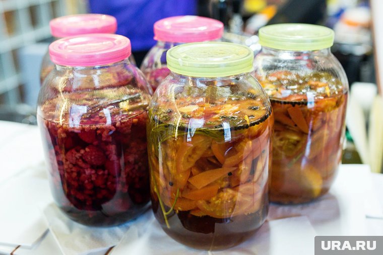 Домашние соленья отправили семью в реанимацию: что известно о заражении ботулизмом в Москве