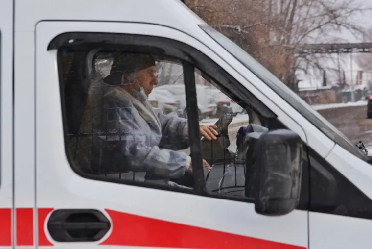 Машины скорой помощи в красной зоне городской больницы №2. Курган