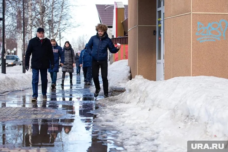 Илья Варламов приехал в Сургут весной, поэтому больше всего его возмущали лужи на тротуарах