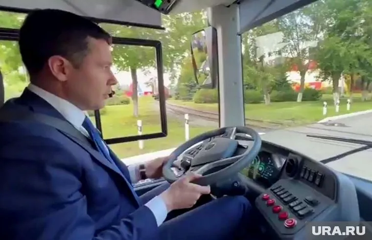 Алиханов оценил новые троллейбусы челябинского производства