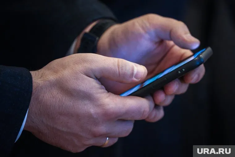 Свет от телефона препятствует выработке мелатонина, что приводит к метаболическим нарушениям