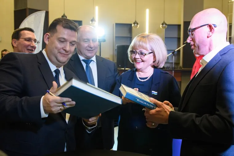 Презентация книги "Ловцы банд" издательского дома "Коммерсантъ". Екатеринбург, бабушкина людмила, чайников валерий, плахотин сергей, строганов константин, книги