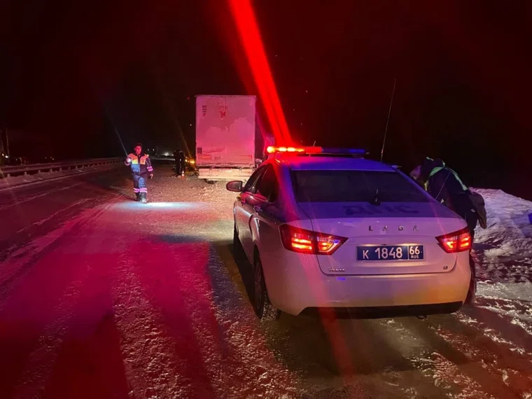 На месте аварии сотрудники ГАИ выясняют причину трагедии