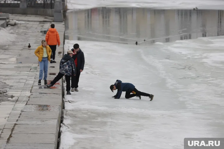 На озере Лебяжье зафиксированы случаи игр подростков вблизи опасного тонкого льда