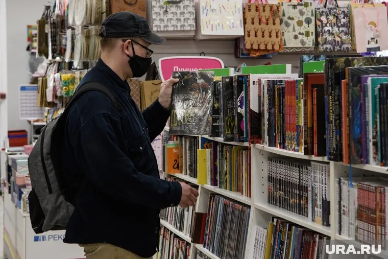 Познакомимся с книгой, по которой сняли один из самых популярных сериалов на Netflix