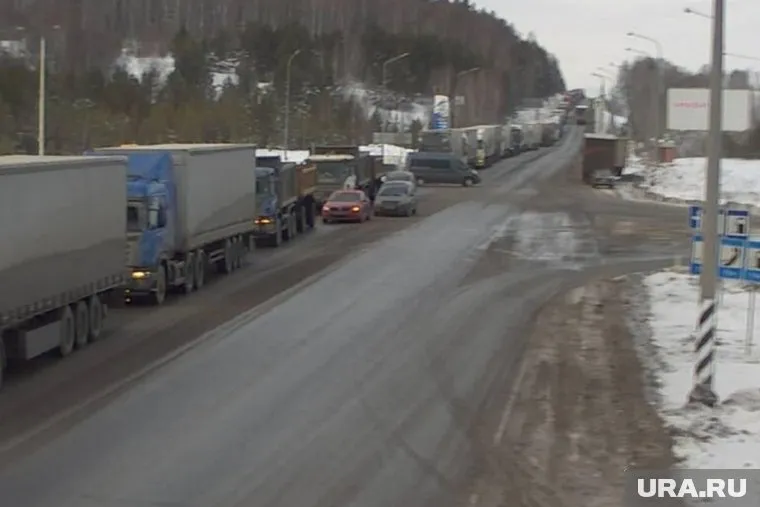 Авария произошла в Две фуры столкнулись в районе Усть-Катава и заблокировали трассу