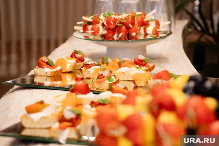 Во время выпускного там работало 10 официантов без санитарных книжек