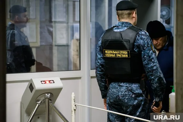 Опасные предметы в сумке пермяка обнаружили судебные приставы