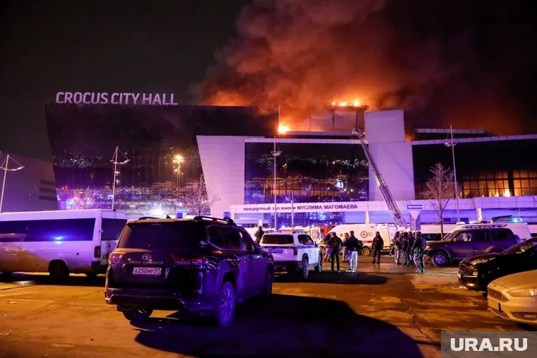 Свердловчанам с детьми удалось сбежать из здания во время теракта