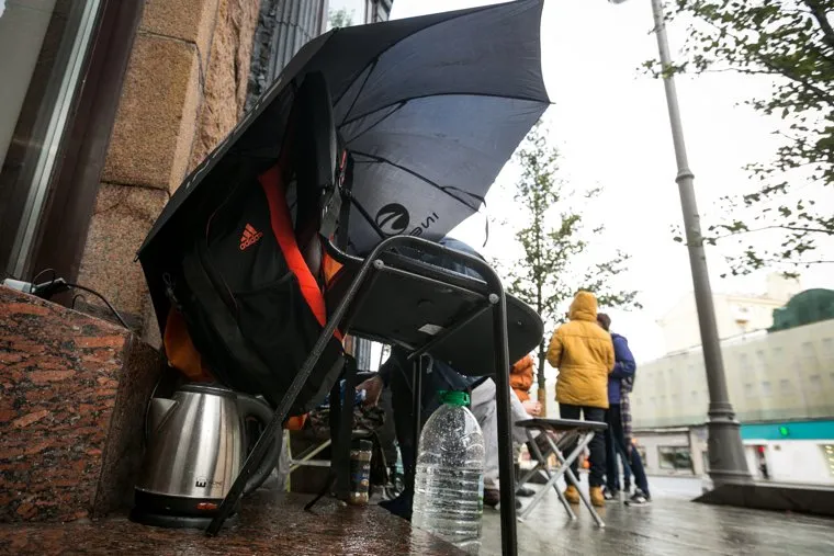 Очередь за новыми IPhone X у re-Store на Тверской улице д. 27. Москва, чайник, зонт, дождь