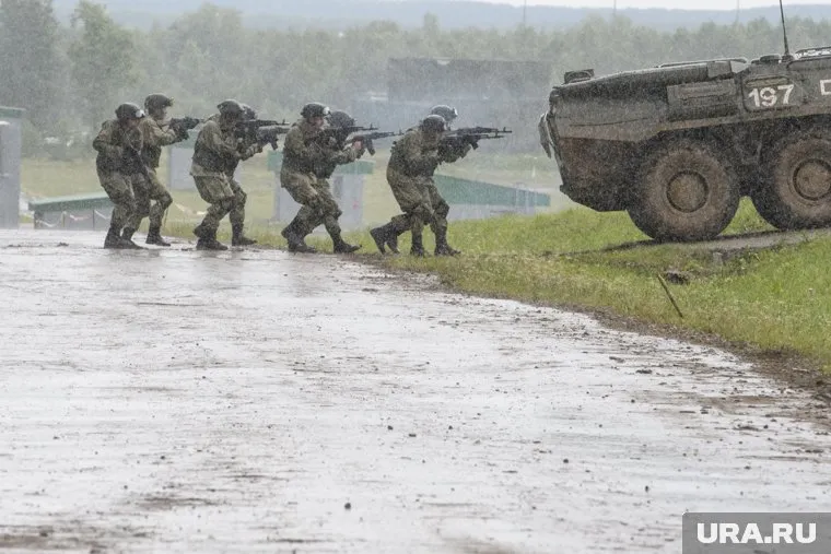 Техника НАТО не может передвигаться на Украине из-за погоды, рассказали военкоры